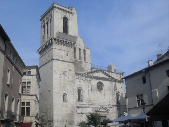 Auf dem Weg zur Arena passierten wir noch die Cathédrale St-Castor.