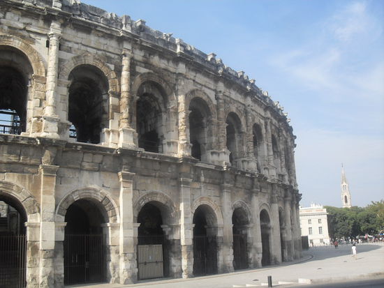 Da uns der Eintritt mit 5,90€ pro Kopf zu teuer war, verzichteten wir darauf, die Arena von innen zu sehen, schließlich hatte man auch von außen schon einen schönen Eindruck und konnte durch etliche "Fenster" ein wenig ins Innere schauen.