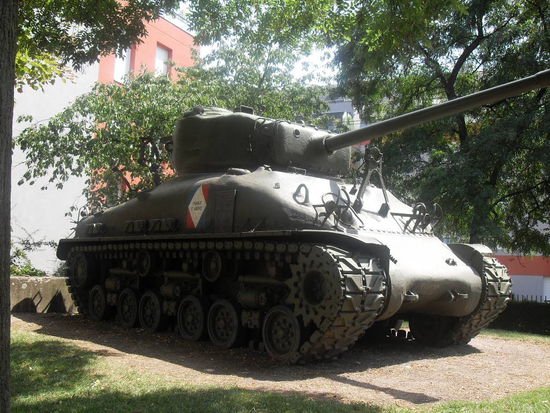 Solche Panzer stehen im Elsass an vielen Ortseingängen als Erinnerung an den 2. WK