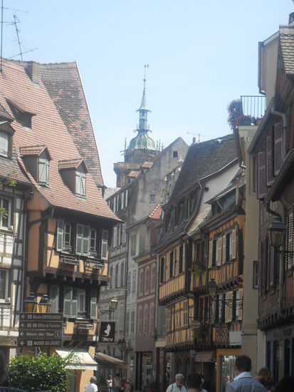 Hier erkennt man ein wenig die engen Gassen und schönen Häuser von Colmar - im Hintergrund ist die Kathedrale