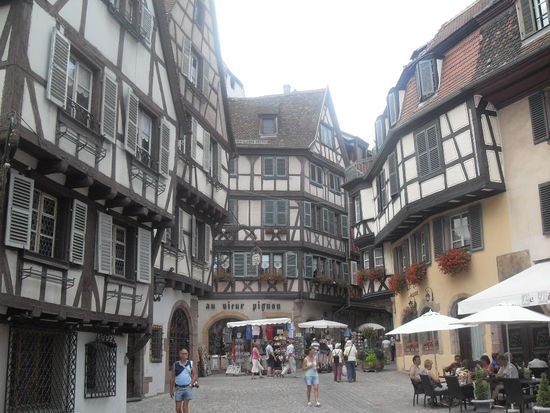 So sehen wirklich nahezu alle Häuser in Colmars Innenstadt aus!