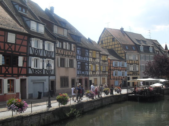 Wieder viele bunte Fachwerkhäuser, aus dessen Fenstern man einen wunderbaren Ausblick hat