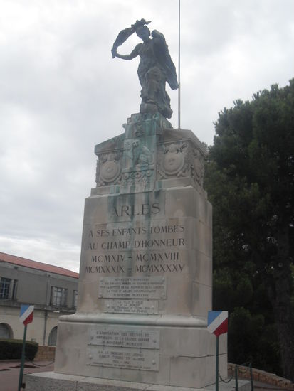 Zuerst begrüßten uns viele Statuen und Skulpturen ...