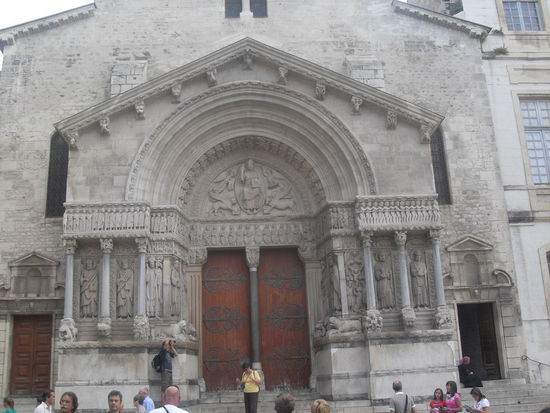 Ein Kathedralenportal auf dem Place de la Republique ...