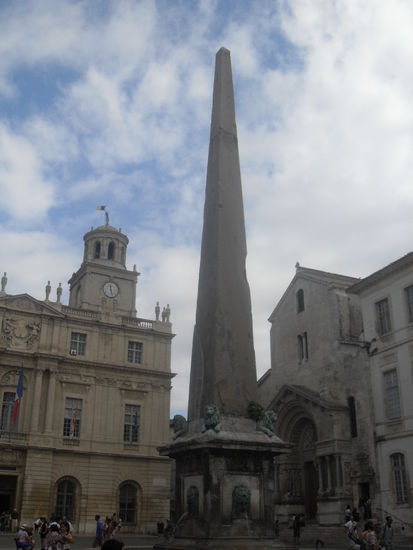 ... auf welchem sich auch ein Obelisk sowie das Hôtel de Ville befindet.