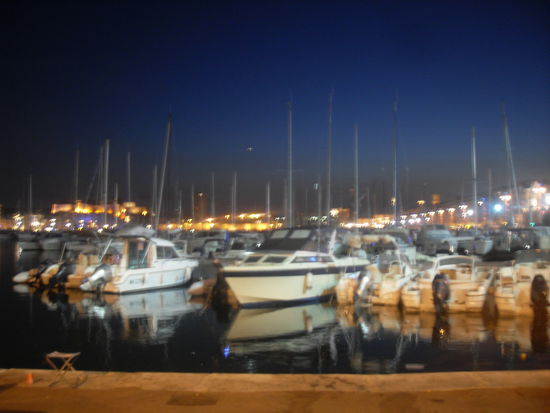 Im Hafen von Marseille liegen unzählbar viele Boote ...