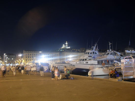 ... und über all dem thront majestätisch im Hintergrund die Basilique Notre-Dame-de-la-Garde.