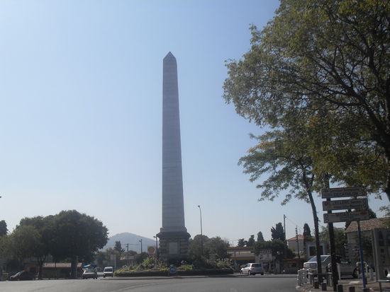 Ein Obelisk in der Nähe des Stadions.