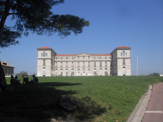 Das Château erhebt sich auf einem Hügel mit wunderschönem Blick über den Hafen.