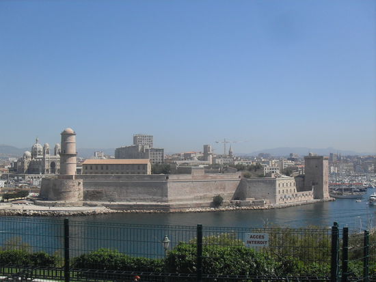 Im Hintergrund sieht man schon die Cathedrale de la Mayor.