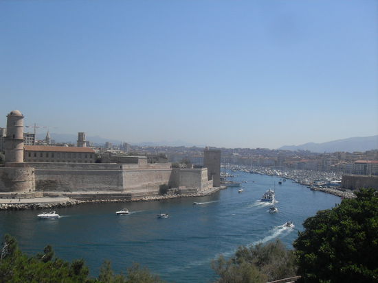 Der Weg in das Hafenbecken des Vieux Port.