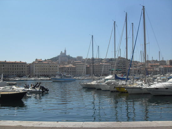 Ein weiteres schönes Bild vom Hafen mit der Notre Dame de la Garde im Hintergrund.