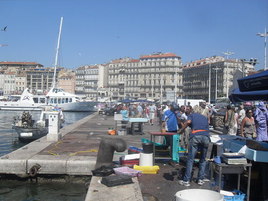 Die Händler verkaufen den frischen Fisch direkt am Hafenbecken.