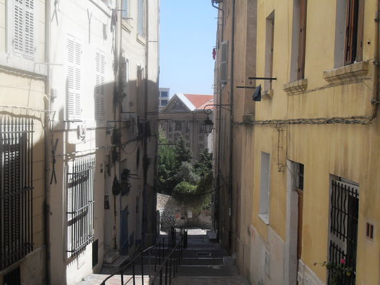 Die Altstadt, welche früher das afrikanische Slum bildete, ist geprägt von verwinkelten Gassen und vielen Treppen.