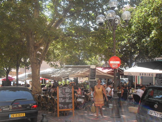 Zwischen den hohen Häusern tauchen dann plötzlich niedliche Plätze wie dieser hier auf.