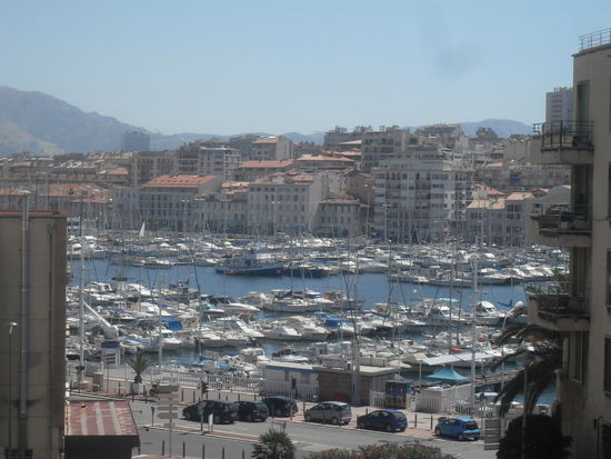 Immer wieder gelangt man zu Plätzen mit Sicht auf den Hafen...