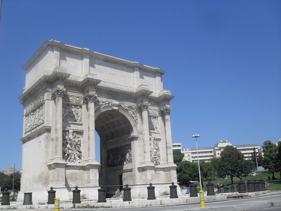 Und endlich fanden wir den Triumpfbogen. Auf diesem Foto wirkt er größer als er eigentlich war. 