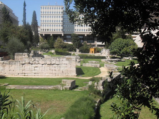 Hier sind die Überreste des ehemaligen römischen Hafens zu sehen.