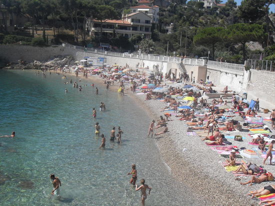 Der Strand und das total klare Meer. Zwar sehr voll, aber dafür wunderschön.
