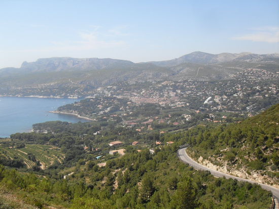 Hier kann man den Ort Cassis sehen. Da hinten waren wir baden. 