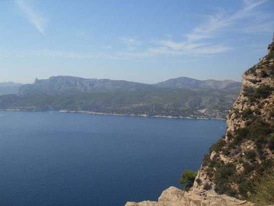 Im Hintergrund sieht man die vielen Küstenorte.