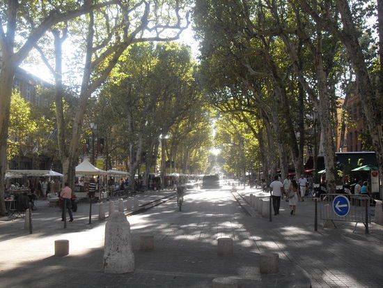 Die Cours Mirabeau, auf der heute Markt war.