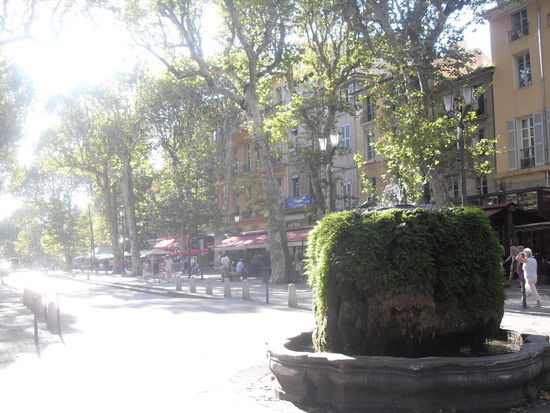 Am Place Forbin beginnt sie...