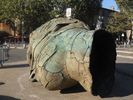 Überall in der Stadt sieht man Kunstfiguren wie diese...