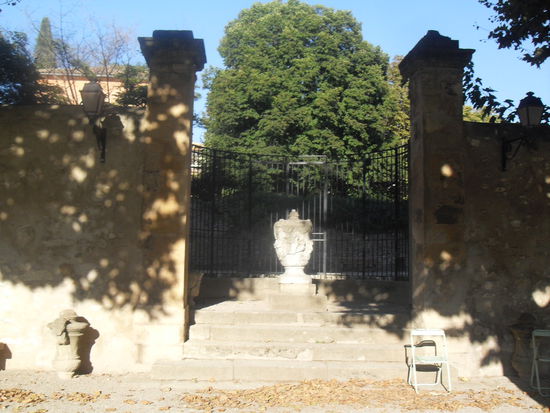 Statuen zierten den Garten.