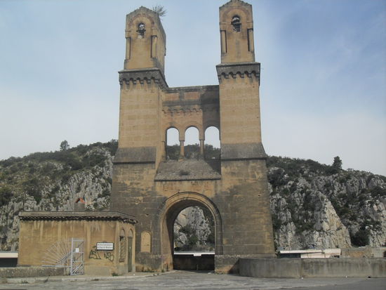 Gebäude wie dieses tauchen zuhauf an den Straßen auf.