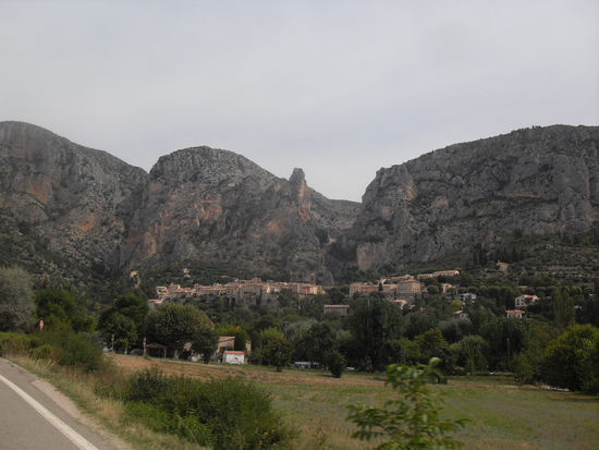 Wir erreichen das Dorf Moustiers - unser Ausgangspunkt für die Fahrt durch den Grand Canyon du Verdon.