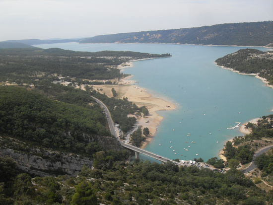 Plötzlich war er da, der türkis schimmernde Lac de Ste-Croix.