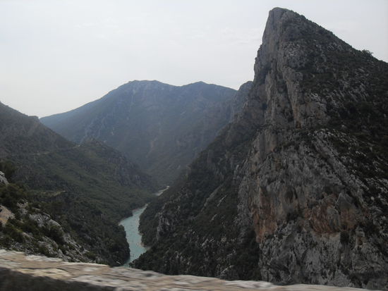 Im Fluss selbst gab es viele Kajakfahrer, die die starke Strömung nutzten.