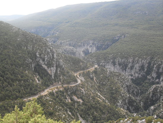 Unendliche Weiten und für Autofahrer ein absolutes Paradies, diese Serpentinen gepaart mit solch einer Aussicht.