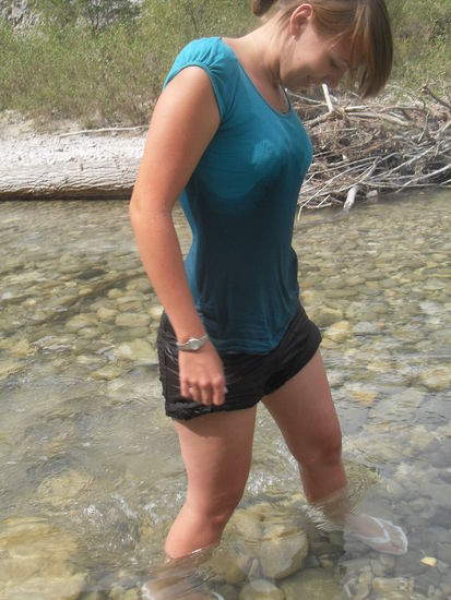 ... und wechselte die Kleidung, um daraufhin richtig mit mir ins Wasser zu gehen. Schließlich besaß der Fluss nicht nur so flache Stellen wie hier im Bild, sondern auch richtig tiefe, an denen man nicht mehr stehen konnte. 