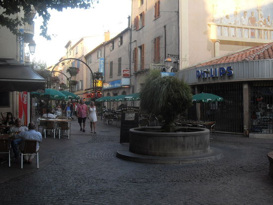 ... sowie ein paar belebte Plätze bildeten die einzigen Sehenswürdigkeiten der Stadt.