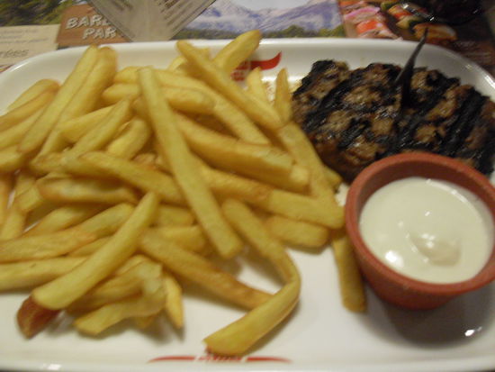Mein Steak mit Pommes und Käsesoße.