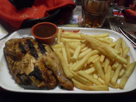 Doros Hähnchen mit Pommes und Barbecuesoße.
Dazu gab es wie erwähnt noch mehrere, warme Brötchen und Salat sowie außerdem salziges Popcorn - dieses wurde allerdings wohl eher als Durstanreger serviert, sodass wir die Finger davon ließen. 