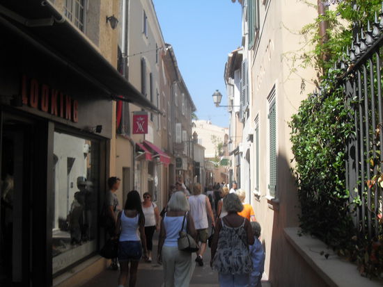 Die Gassen von St. Tropez mit vielen teuren Geschäften. 