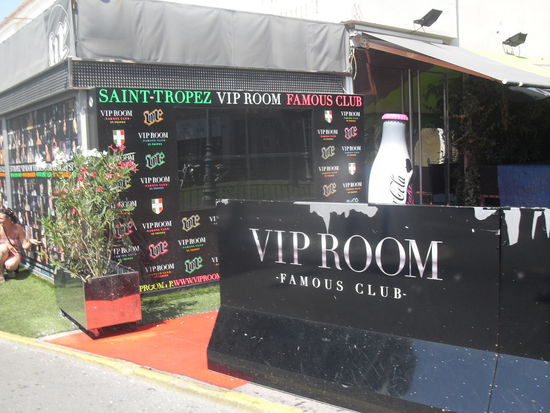 Von außen sieht es nicht so spektakulär aus, von innen aber bestimmt schon! Hier gehen die Stars feiern.