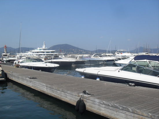 Viele schöne Boote, die alle leider nicht uns gehören.  Wir haben schon überlegt, wohin wir mit so einem Ding überall fahren könnten. 