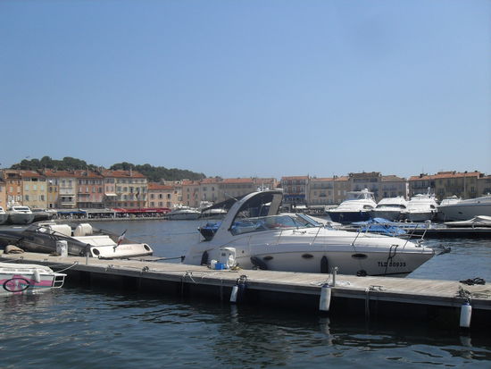 Dies ist die Sicht über das Hafenbecken.