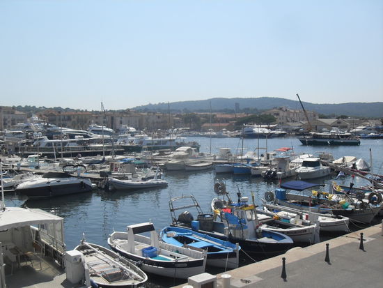 Dies ist die Sicht über den Hafen von der Stadtmauer aus.