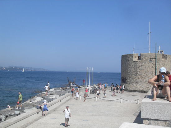 Hier sieht man einen Teil der Stadtmauer und einen alten Festungsturm.