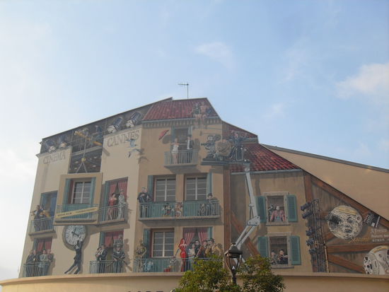 Eine Hausfassade am Busbahnhof.