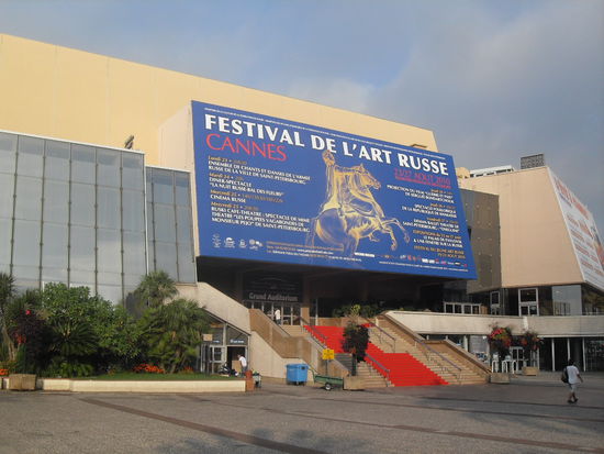 Und der rote Teppich liegt schon da.