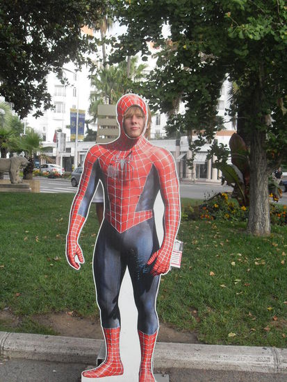 Spiderman lebt wirklich!!! 
Man beachte die Zeitung rechts im BILD 