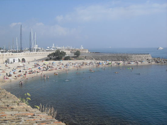 Der schon morgen gut gefüllte Strand. Da hätte ich mich auch gleich am liebsten hingelegt.