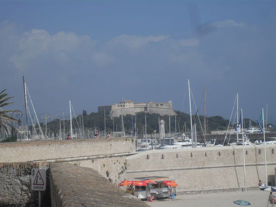 Im Hintergrund ist die Festung von Antibes zu erkennen.