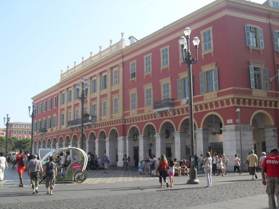 Wie beschrieben ist der Platz ganz in rot gehalten.